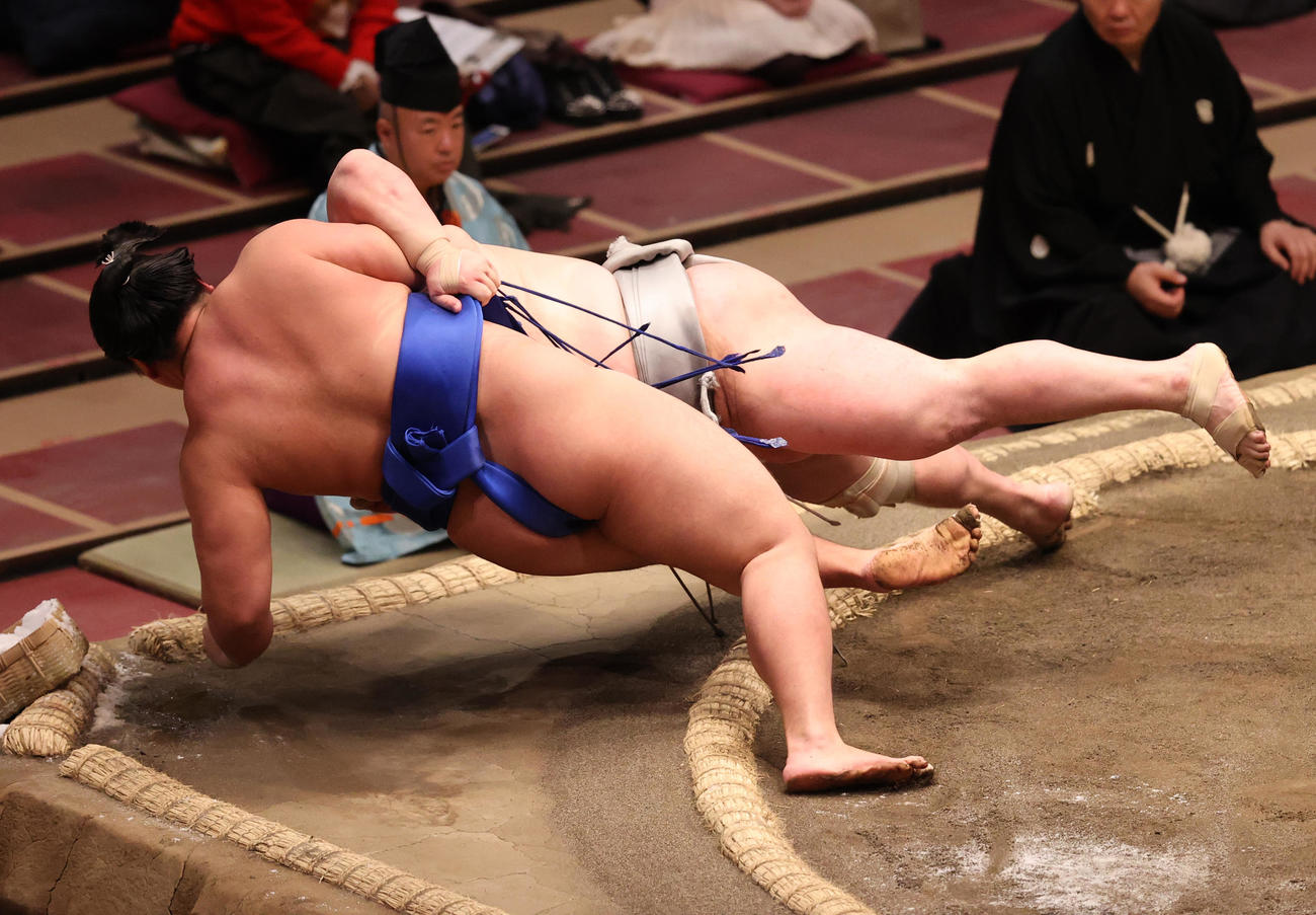 琴勝峰（手前）を寄り倒しで破る北勝富士（撮影・野上伸悟）