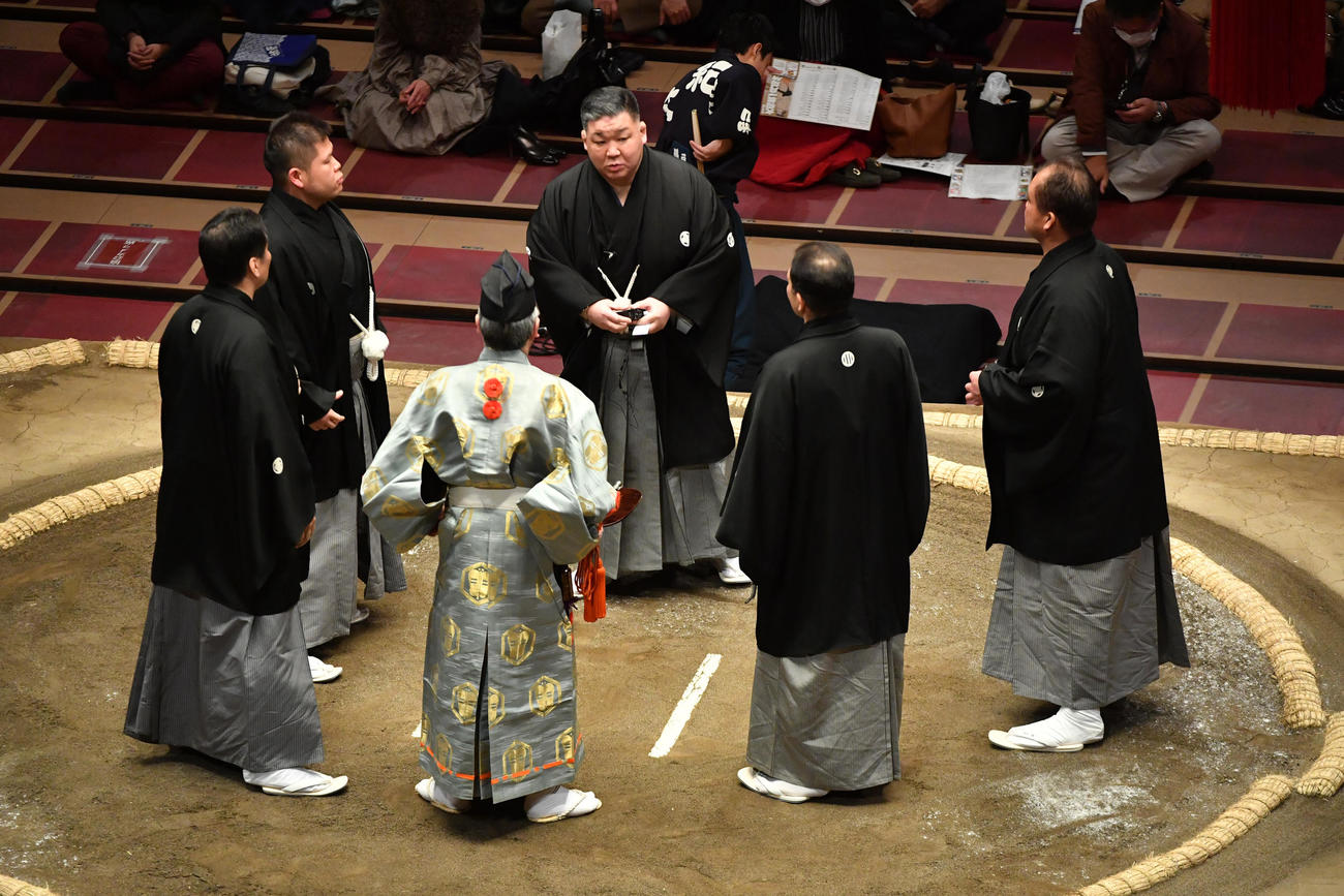 北勝富士と琴勝峰の取り組みは物言いがつき協議する審判団（撮影・柴田隆二）
