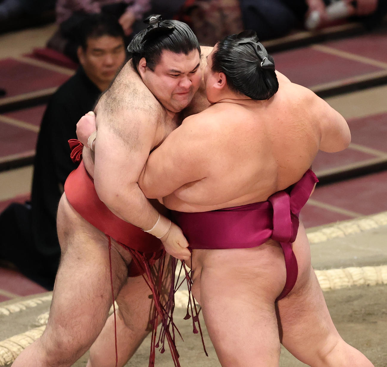 御嶽海（手前）を寄り切りで破った高安（撮影・野上伸悟）