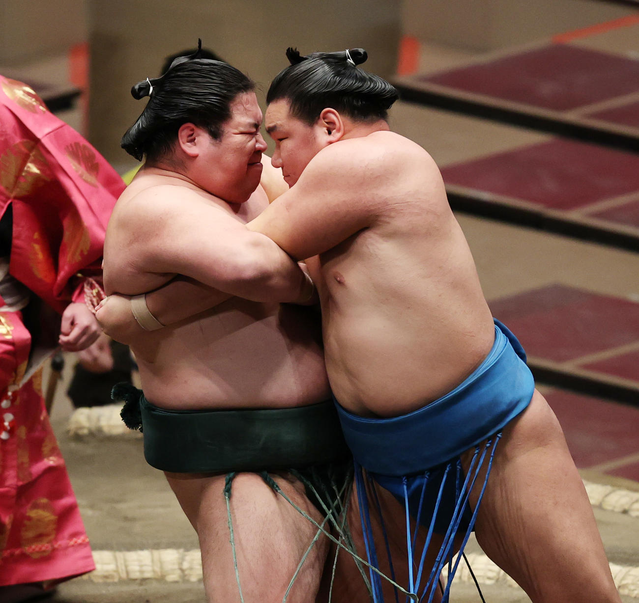 錦木（左）をすくい投げで破った豊昇龍（撮影・野上伸悟）