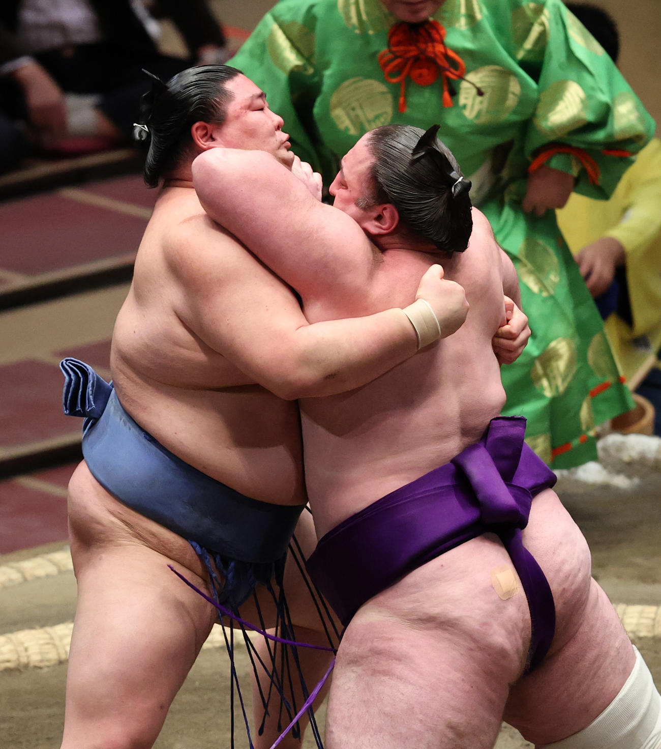 押し出しで栃ノ心（右）を破った正代（撮影・野上伸悟）