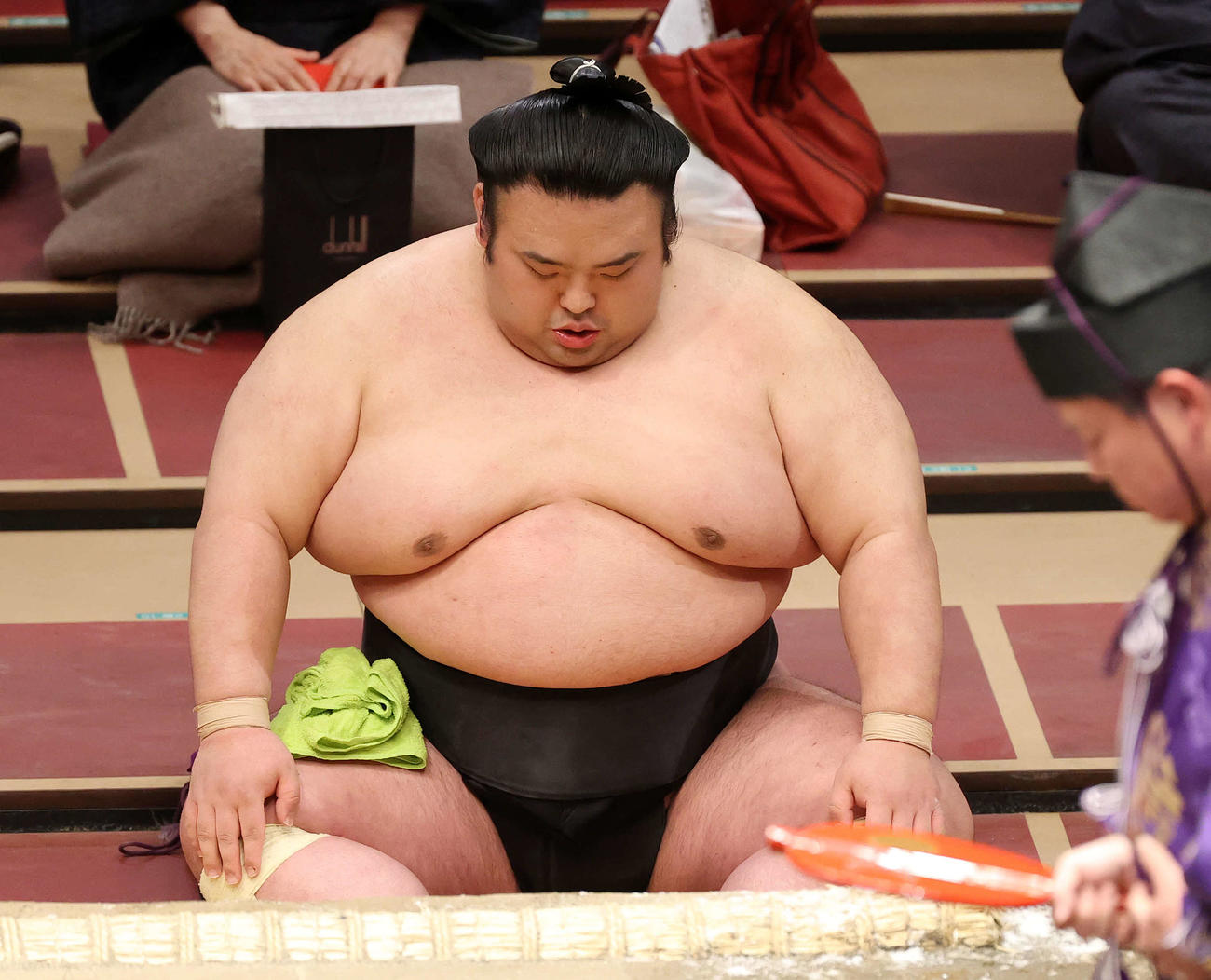 阿武咲に押し出しで敗れ悔しそうな表情を見せる貴景勝（撮影・鈴木正人）