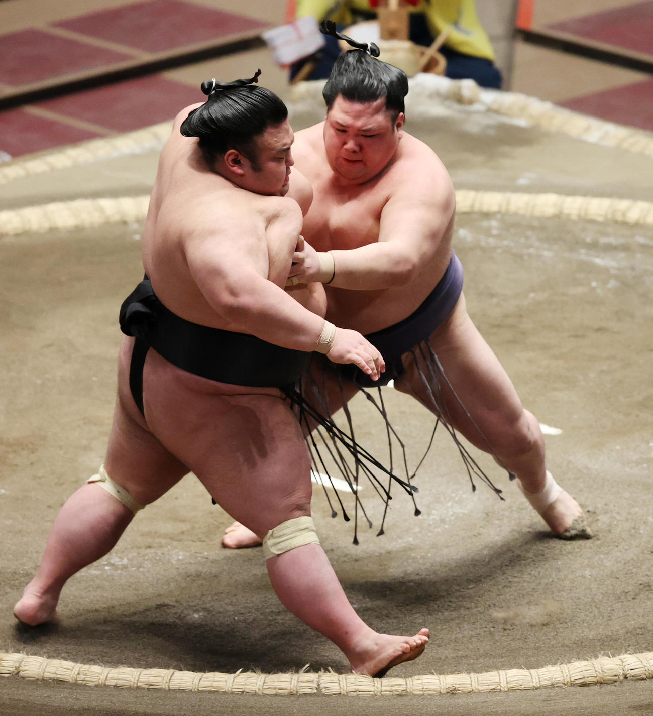 貴景勝（左）を押し出しで破る阿武咲（撮影・野上伸悟）