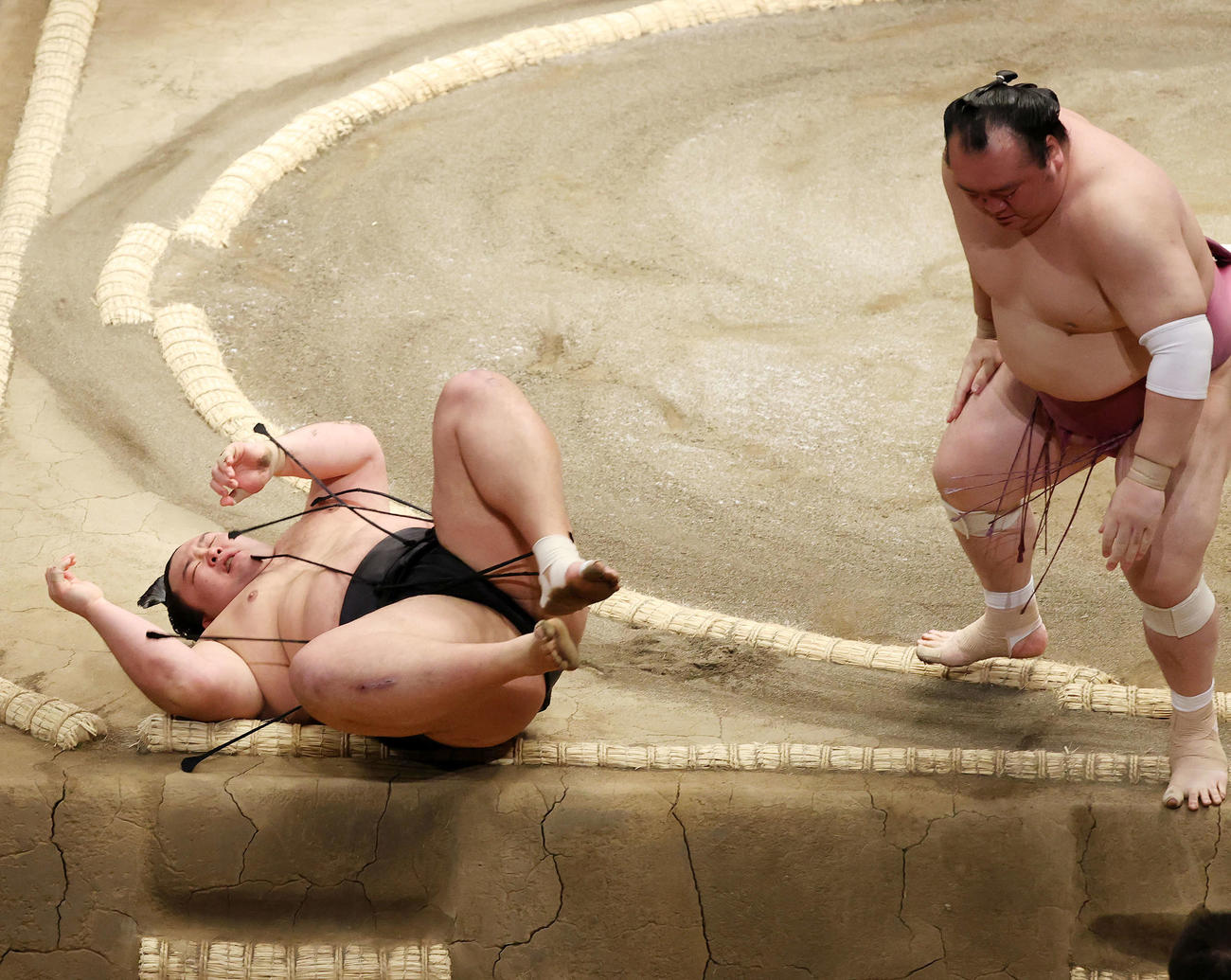 宝富士（右）に上手投げで敗れる朝乃山（撮影・鈴木正人）