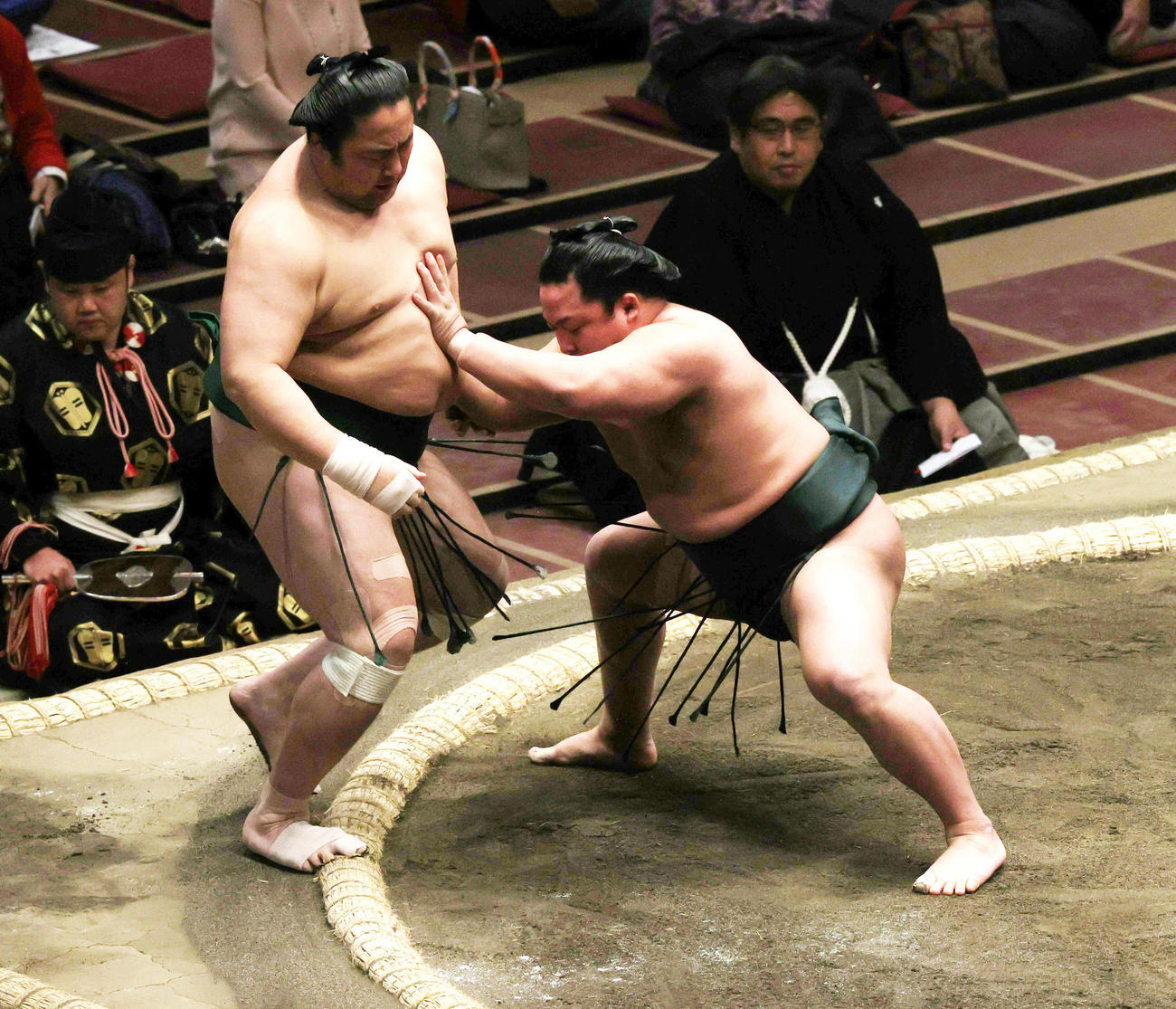 佐田の海（左）を押し出しで破った翠富士（撮影・野上伸悟）