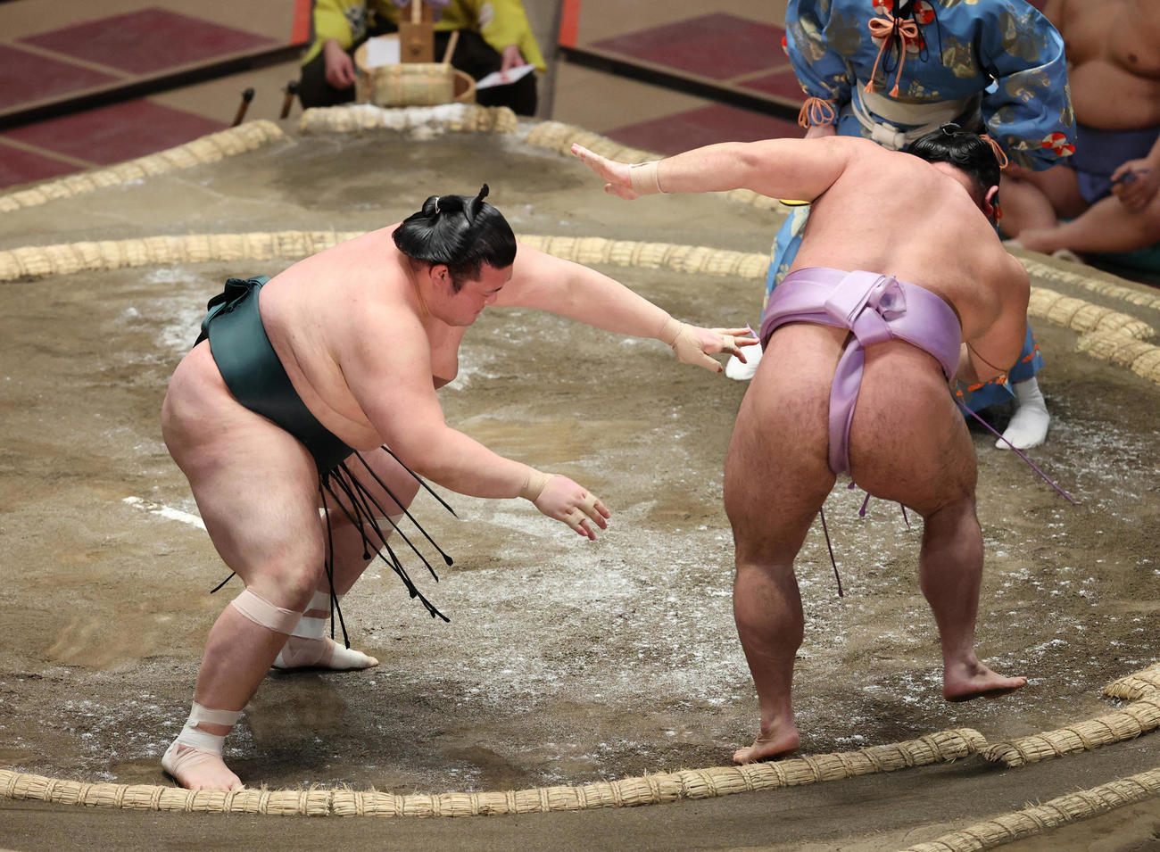 琴恵光（右）を押し出しで破る豊山（撮影・野上伸悟）