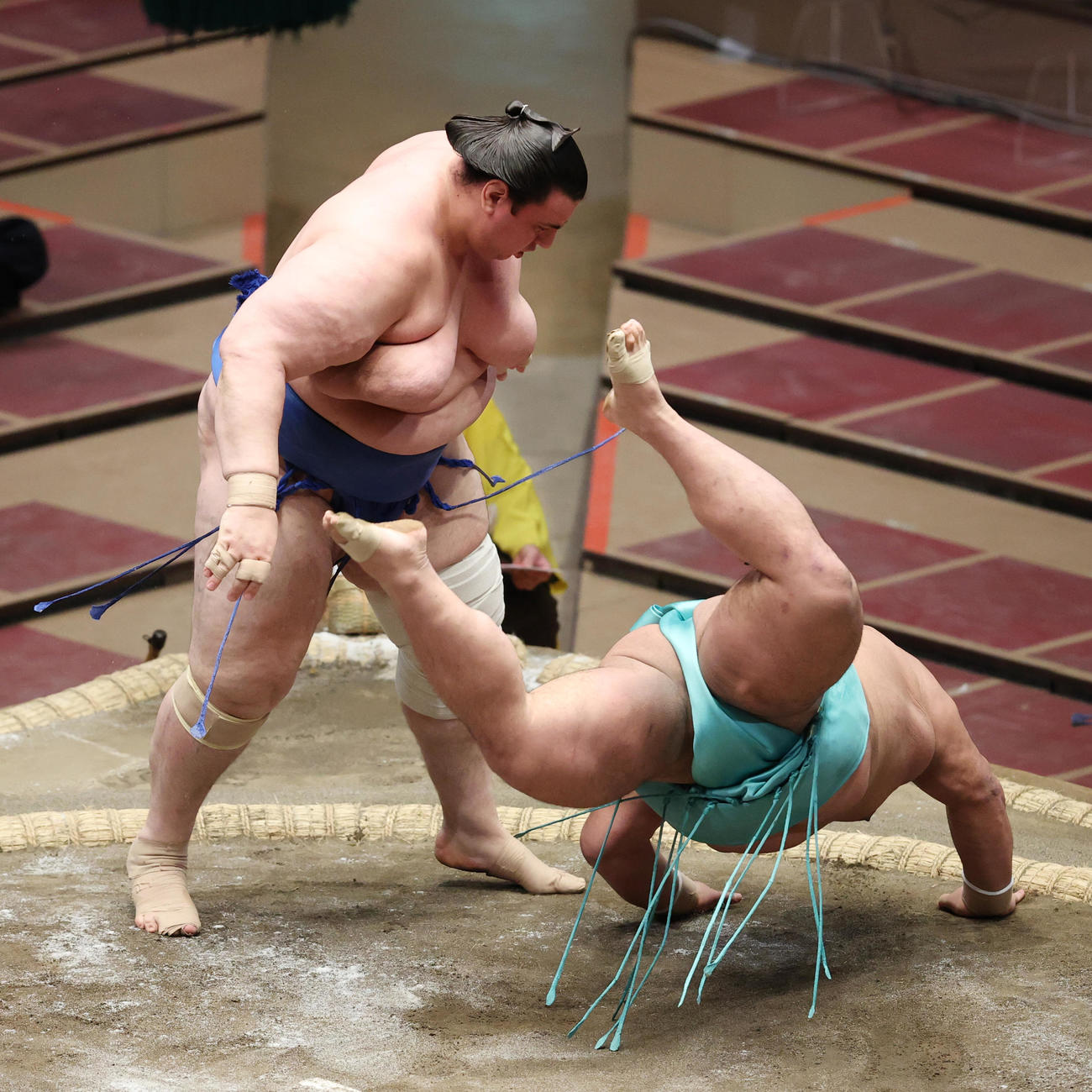 天空海（右）をはたき込みで破る碧山（撮影・野上伸悟）
