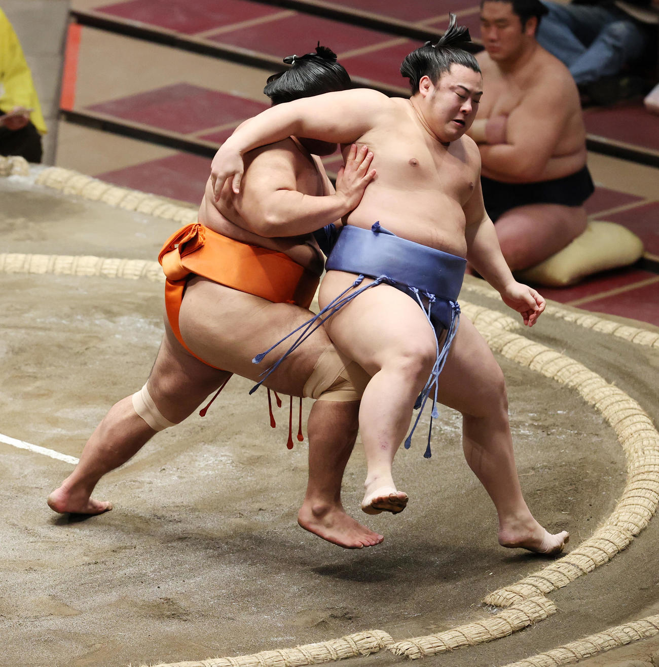 翔猿（右）を送り出しで破る志摩ノ海（撮影・野上伸悟）