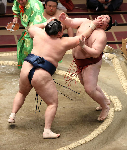 隆の勝（右）を突き出しで破る玉鷲（撮影・鈴木正人）