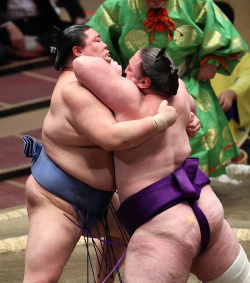 押し出しで栃ノ心（右）を破った正代（撮影・野上伸悟）