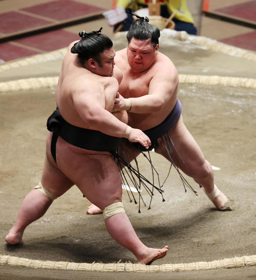 貴景勝（左）を押し出しで破る阿武咲（撮影・野上伸悟）
