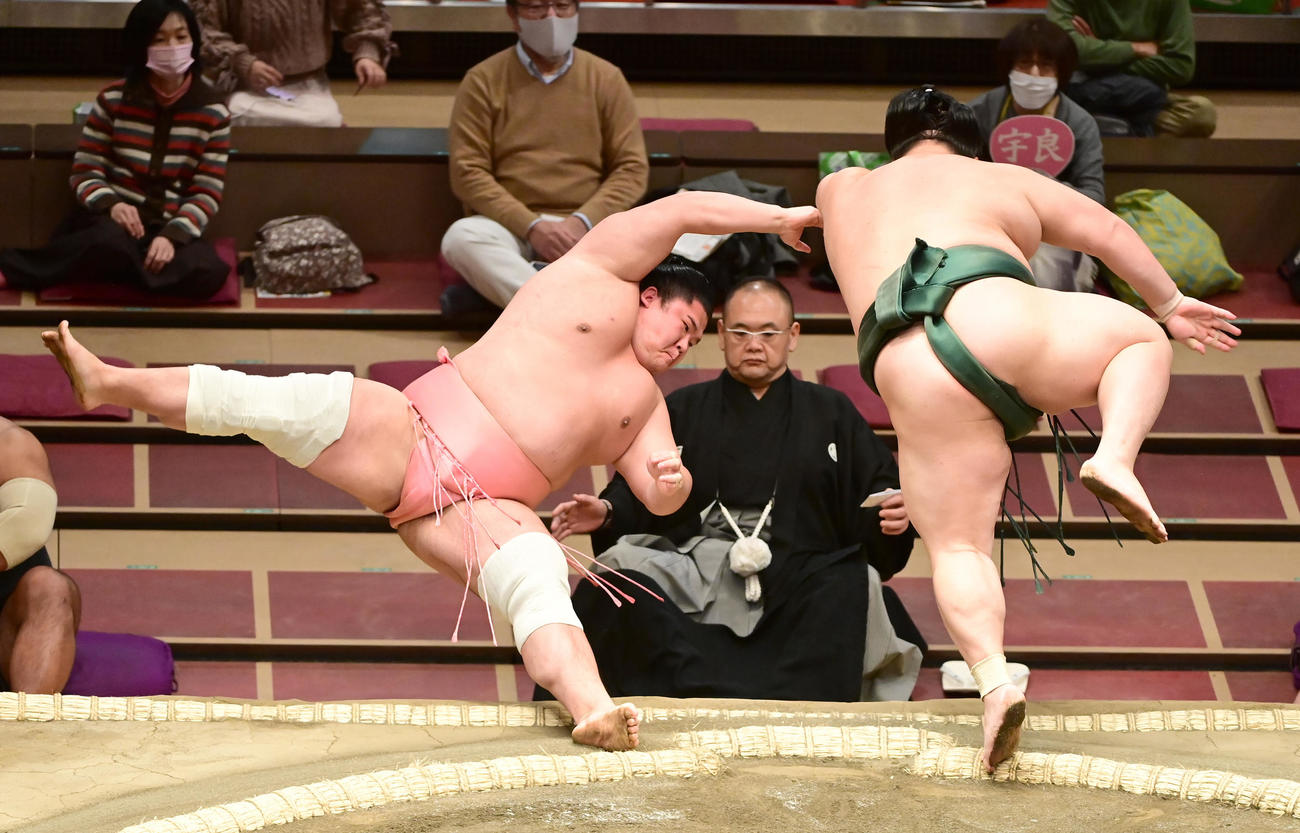 宇良（左）は大翔丸に押し倒しで敗れる（撮影・小沢裕）