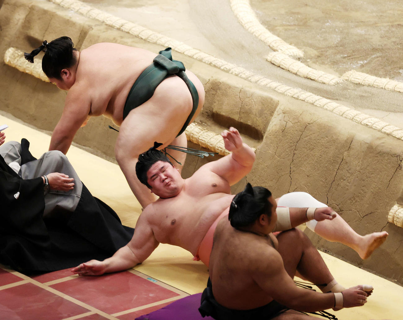 大翔丸（左）に押し倒しで敗れる宇良（撮影・鈴木正人）