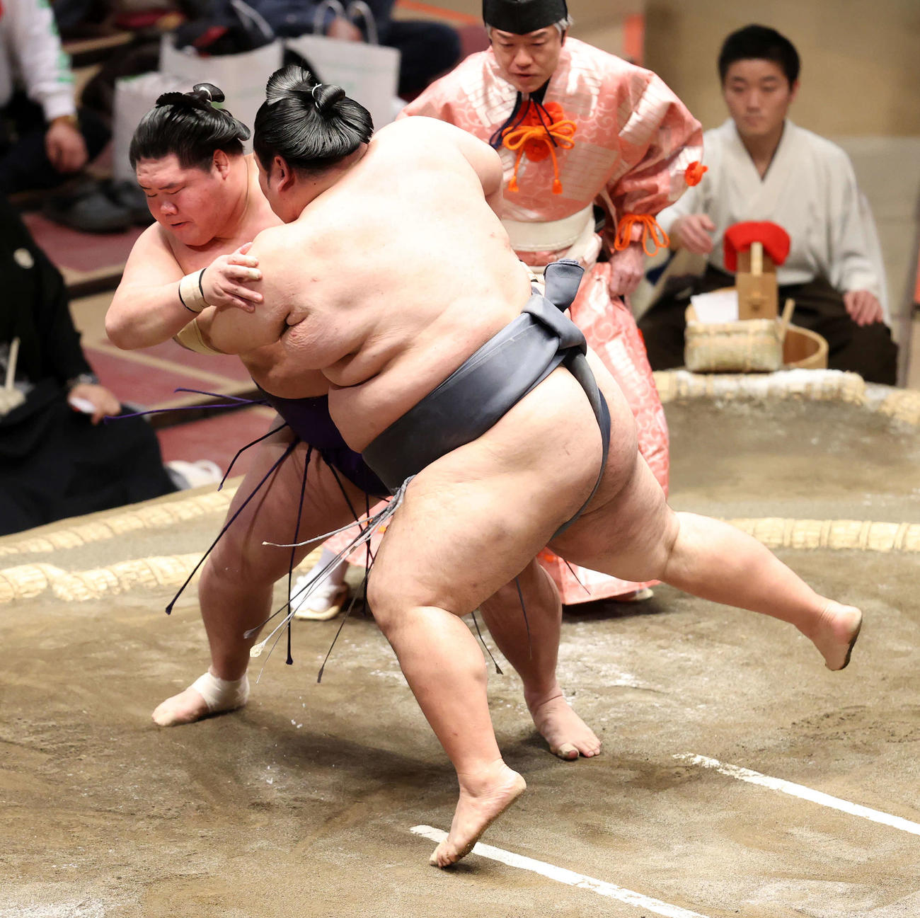 徳勝龍（手前）を攻める明生（撮影・鈴木正人）