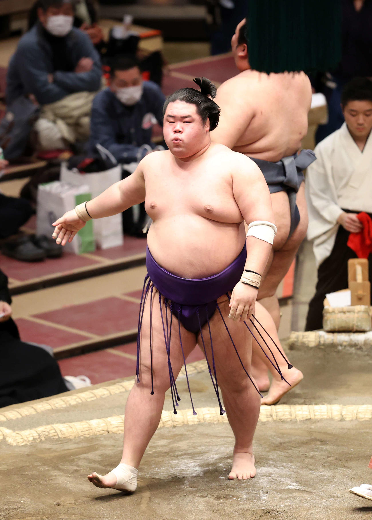 徳勝龍（後方）を寄り切りで破った明生（撮影・鈴木正人）