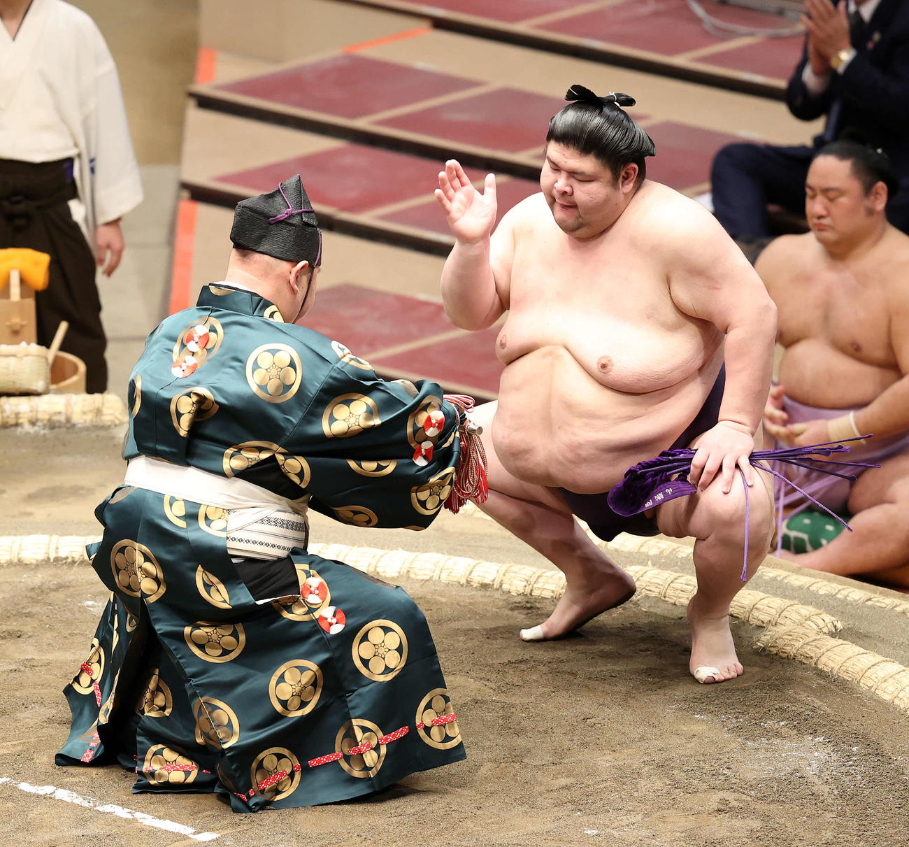 懸賞金を受け取る明瀬山（撮影・鈴木正人）