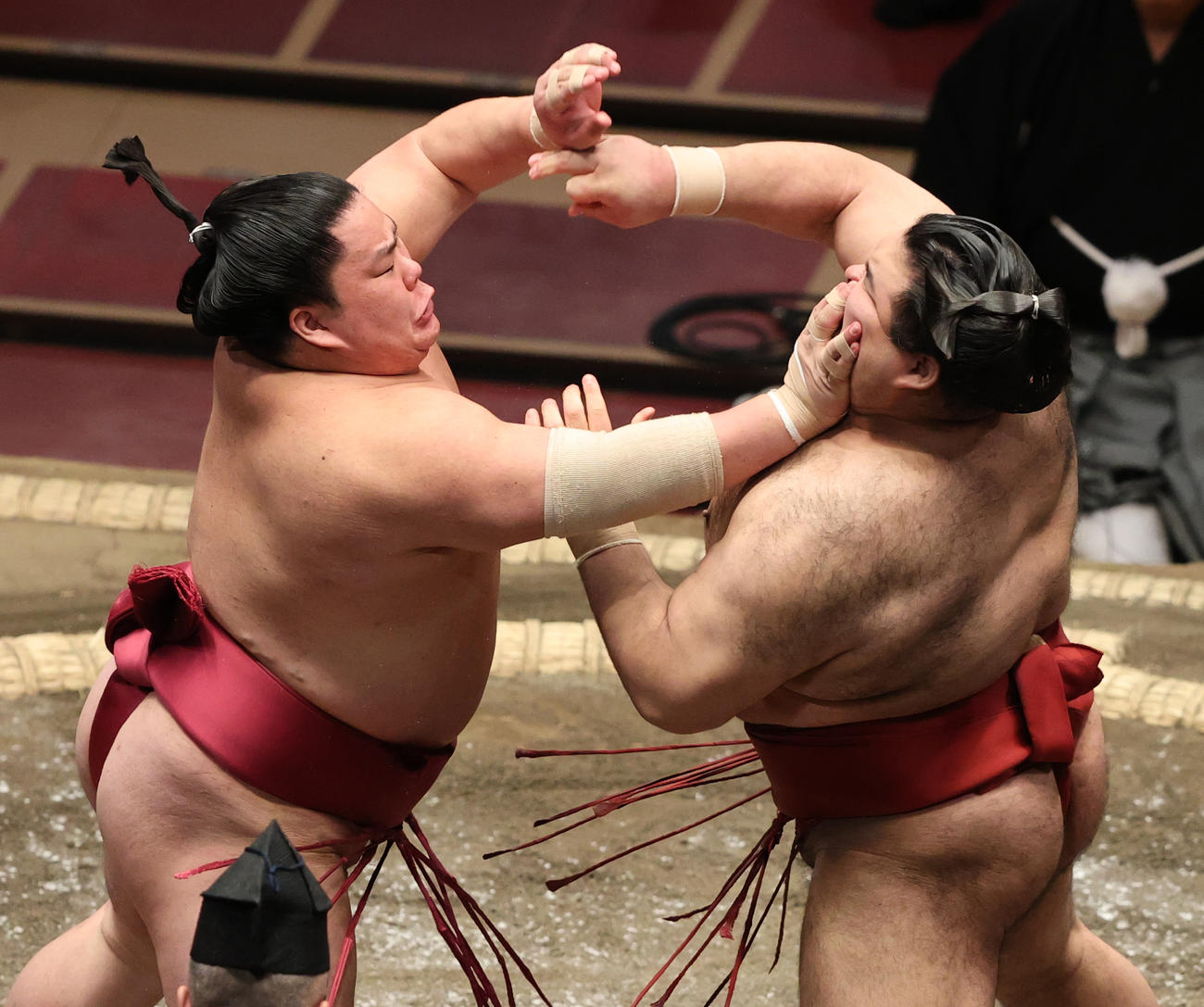 高安（右）と張り合う大栄翔（撮影・野上伸悟）