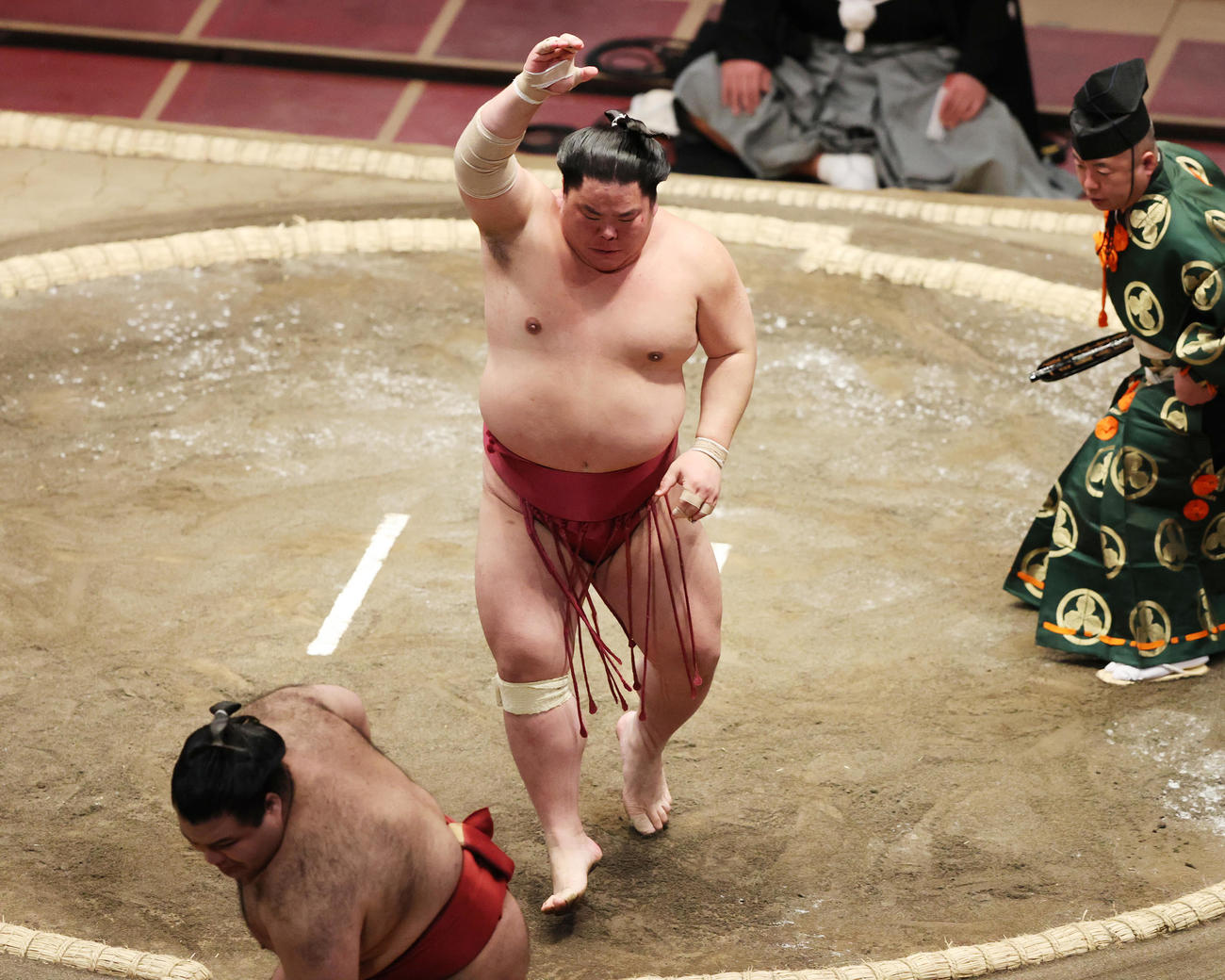 高安（手前）を押し出しで破る大栄翔（撮影・野上伸悟）