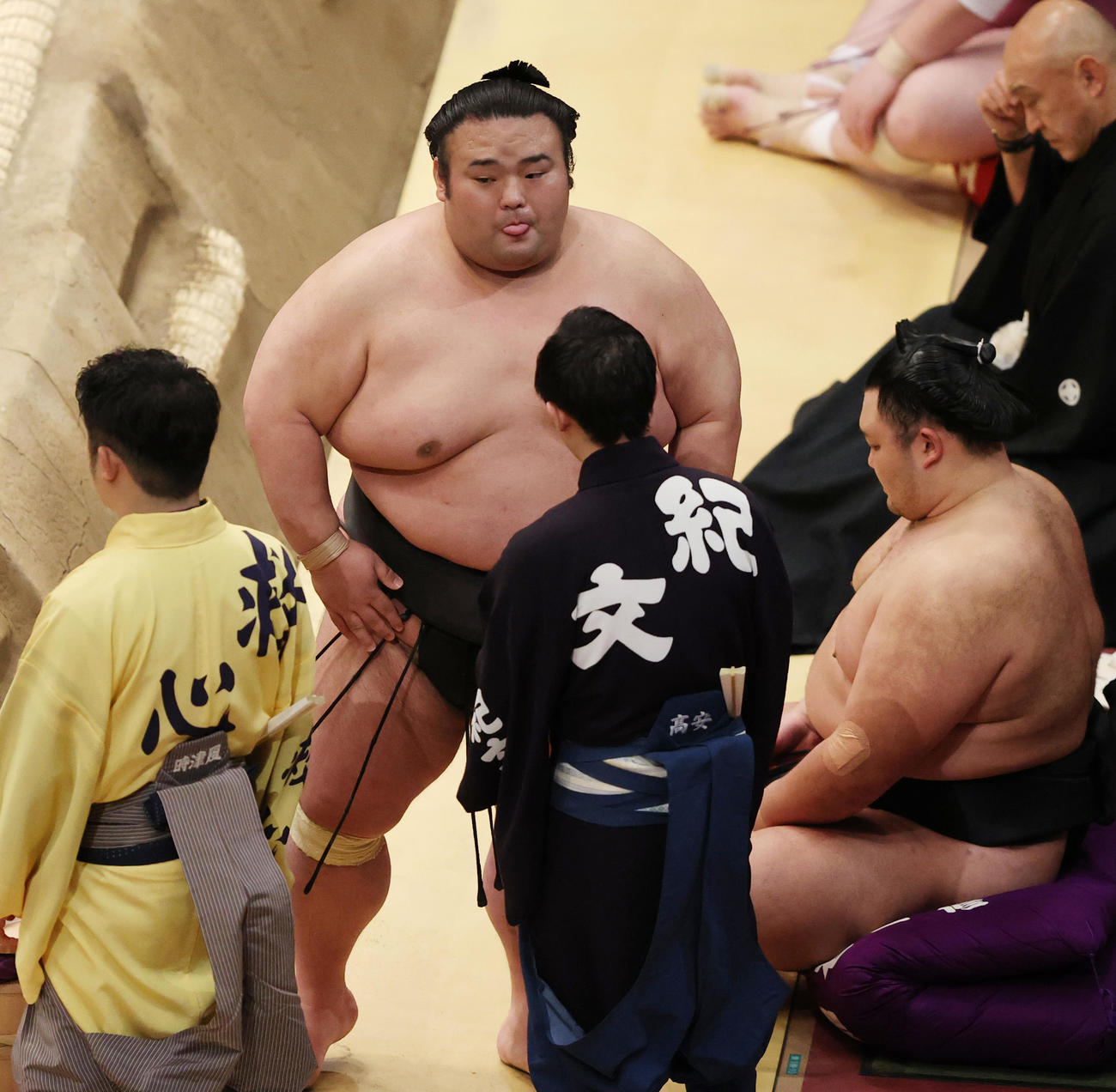 琴勝峰を突き落としで破り引き上げる貴景勝（撮影・野上伸悟）