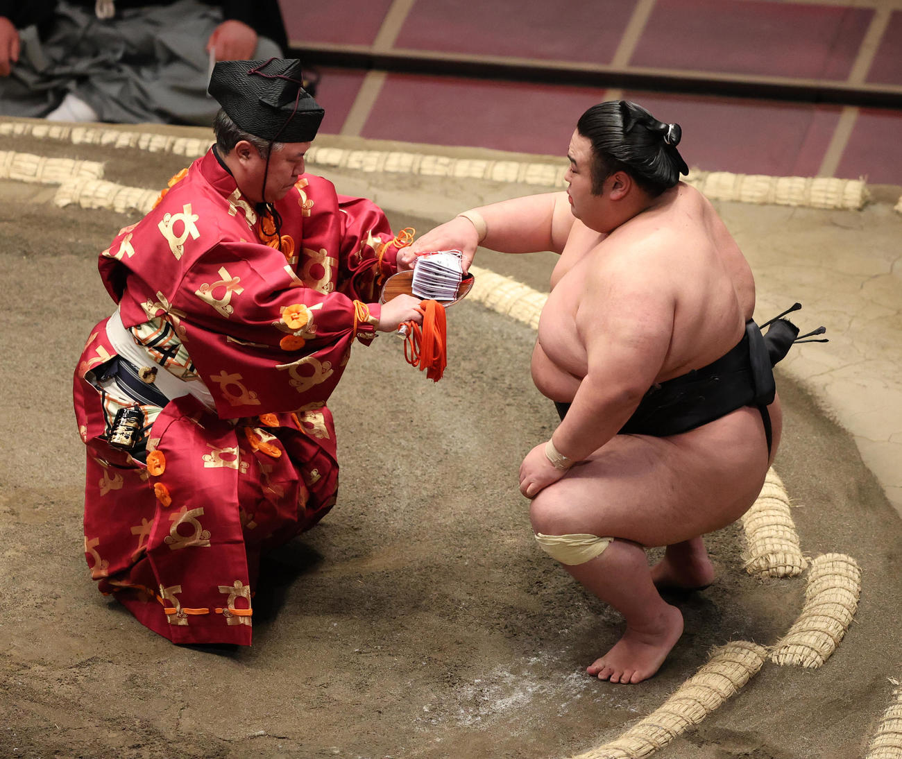 琴勝峰を突き落としで破り懸賞金を手にする貴景勝（撮影・野上伸悟）
