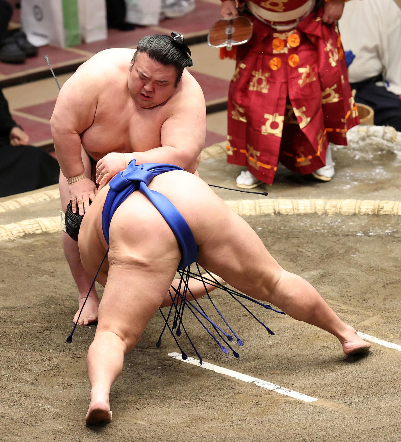 琴勝峰（手前）を突き落としで破る貴景勝（撮影・鈴木正人）