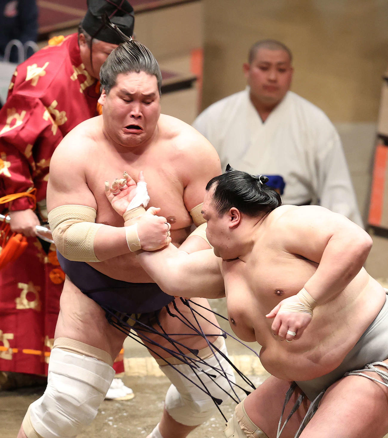 北勝富士（右）を激しく攻める照ノ富士（撮影・鈴木正人）