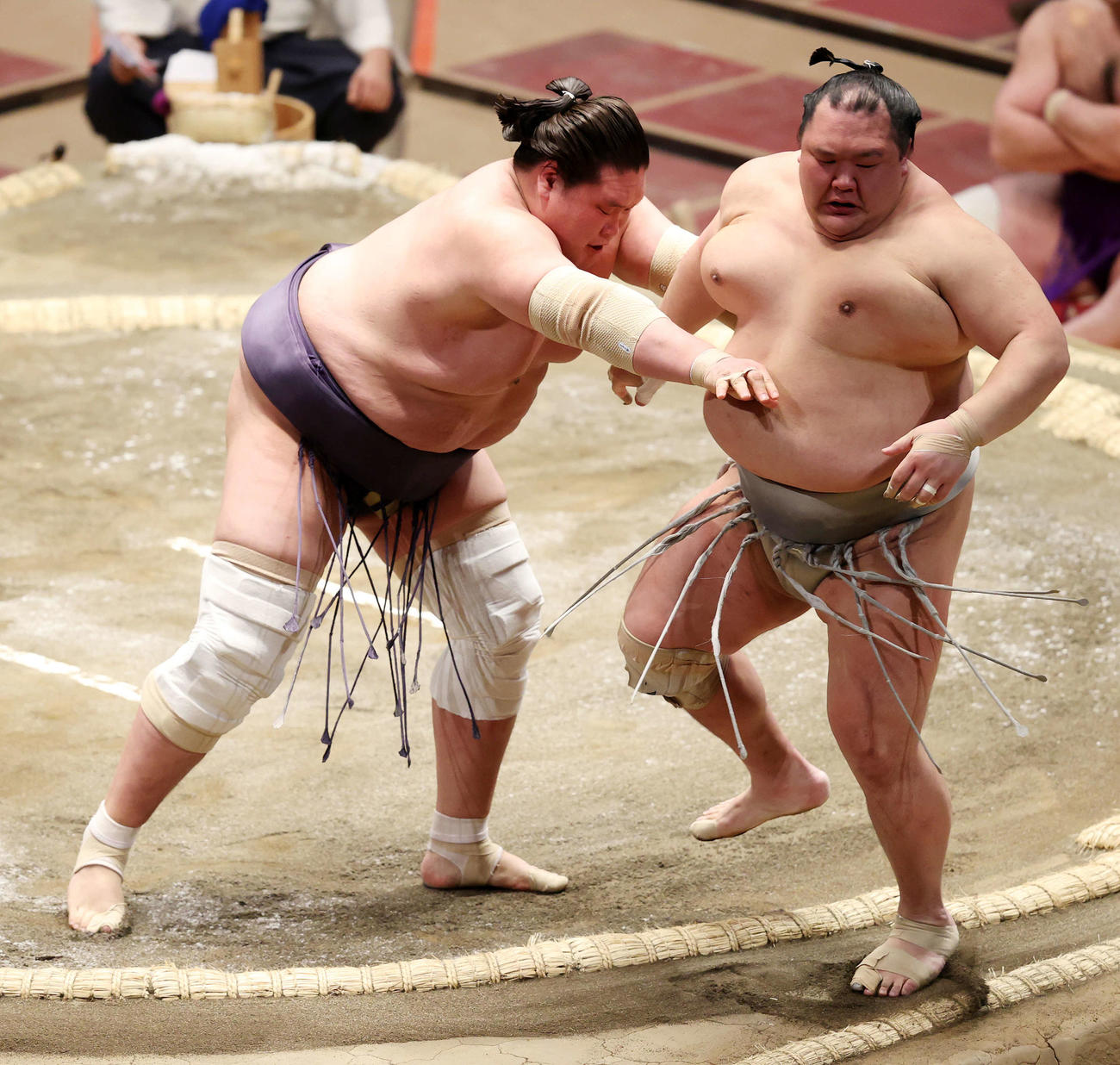 北勝富士（右）を押し出しで破る照ノ富士（撮影・鈴木正人）