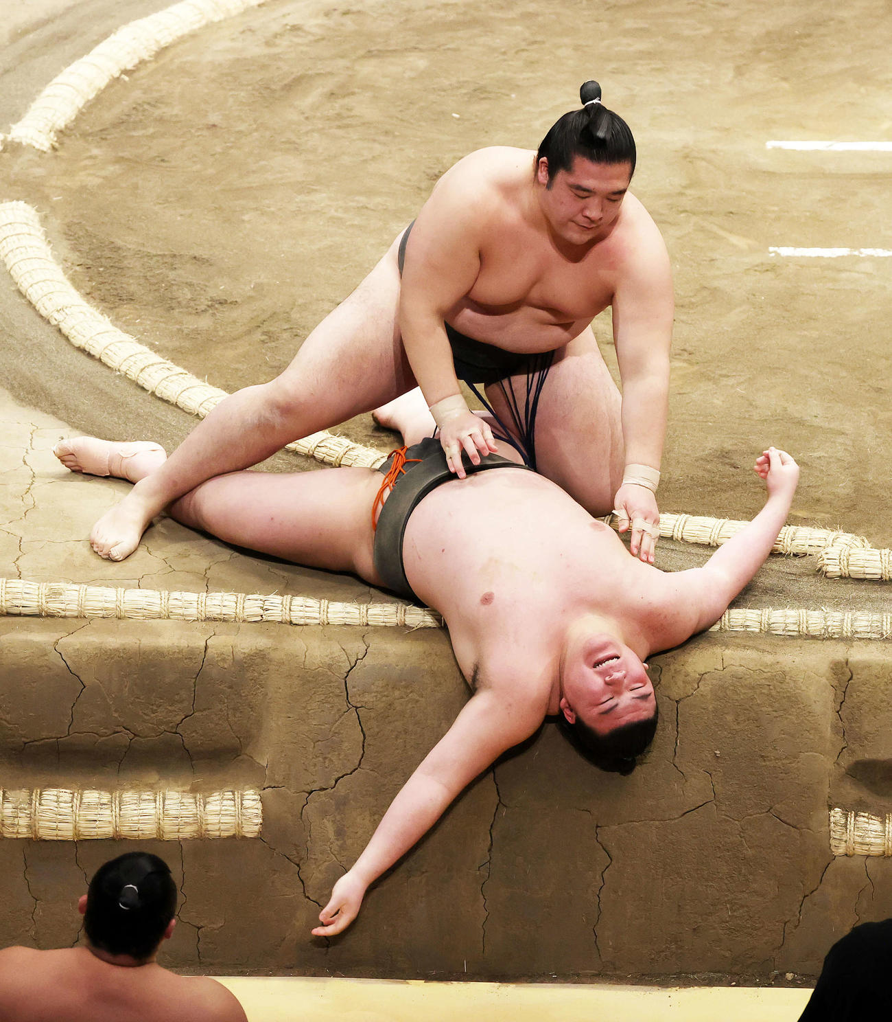 玉金剛（上）に上手投げで敗れた夢道鵬（撮影・鈴木正人）