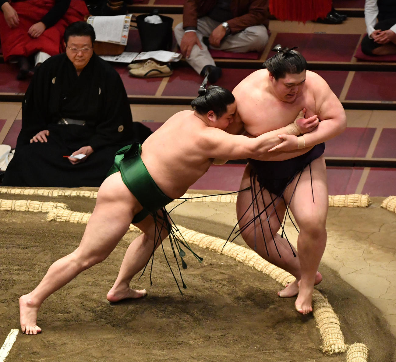 王鵬（右）は東白龍に押し出しで敗れる（撮影・柴田隆二）