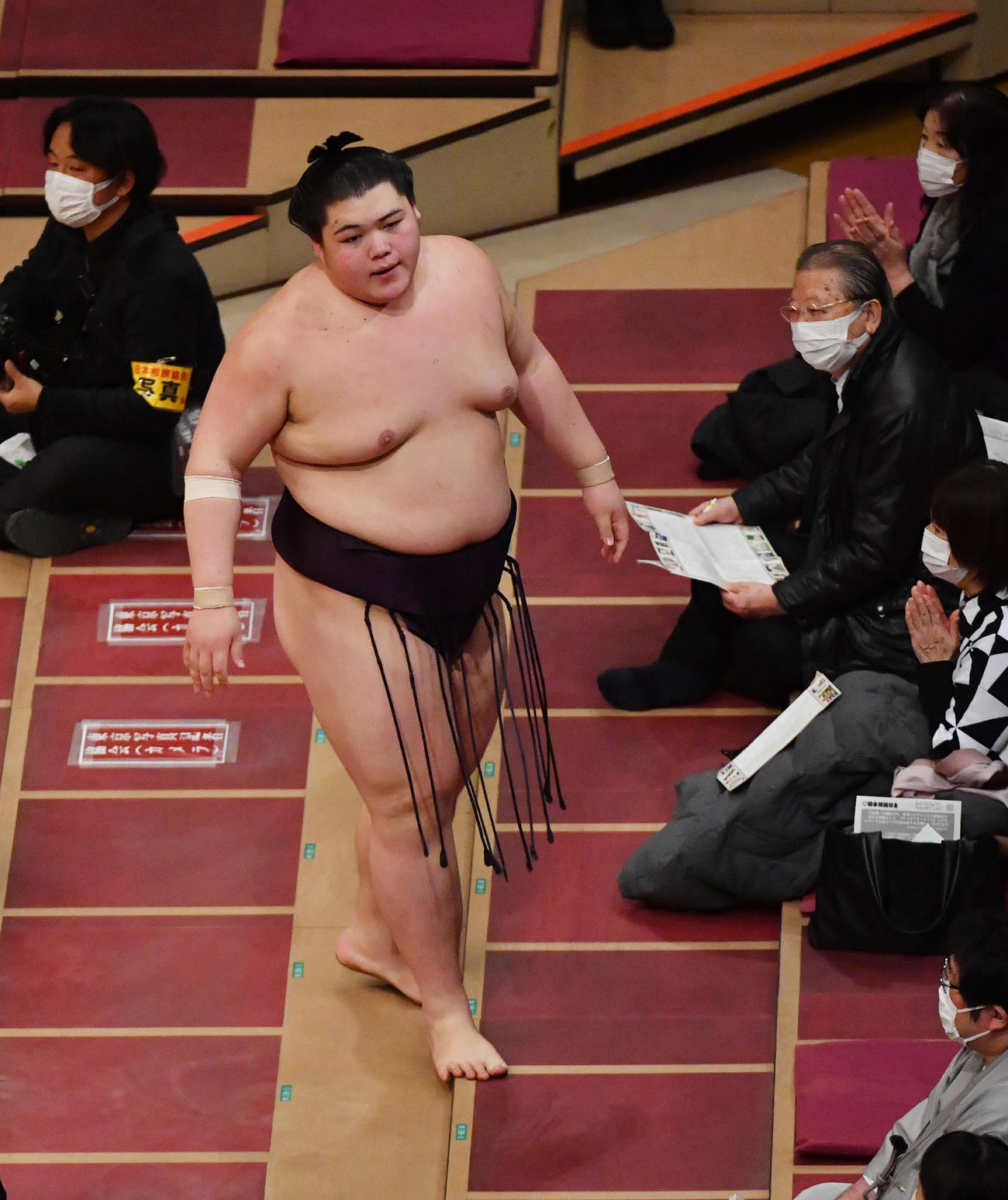 王鵬は東白龍に押し出しで敗れる（撮影・柴田隆二）