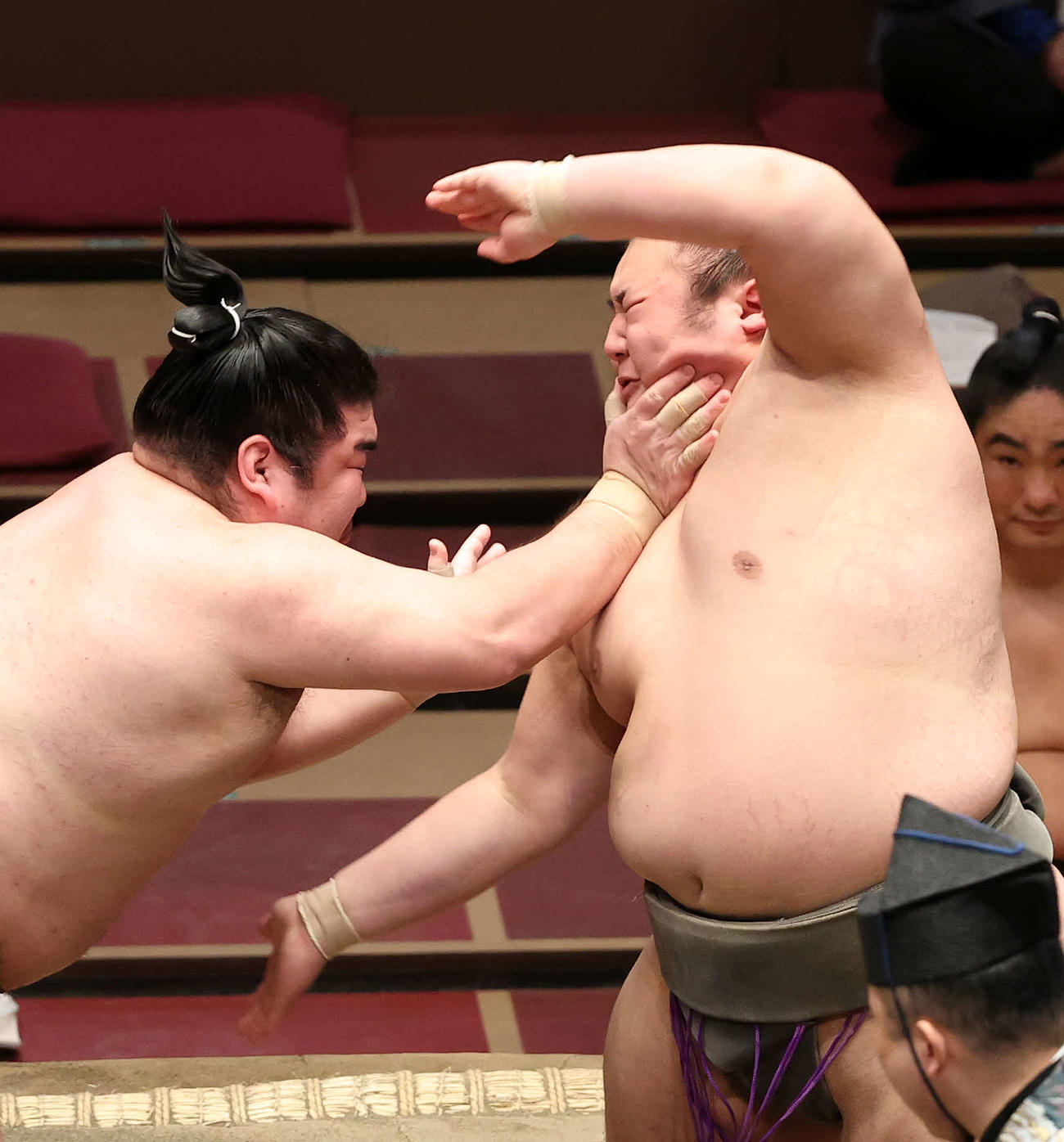 鳰の海（左）の攻めを耐える吉井（撮影・鈴木正人）