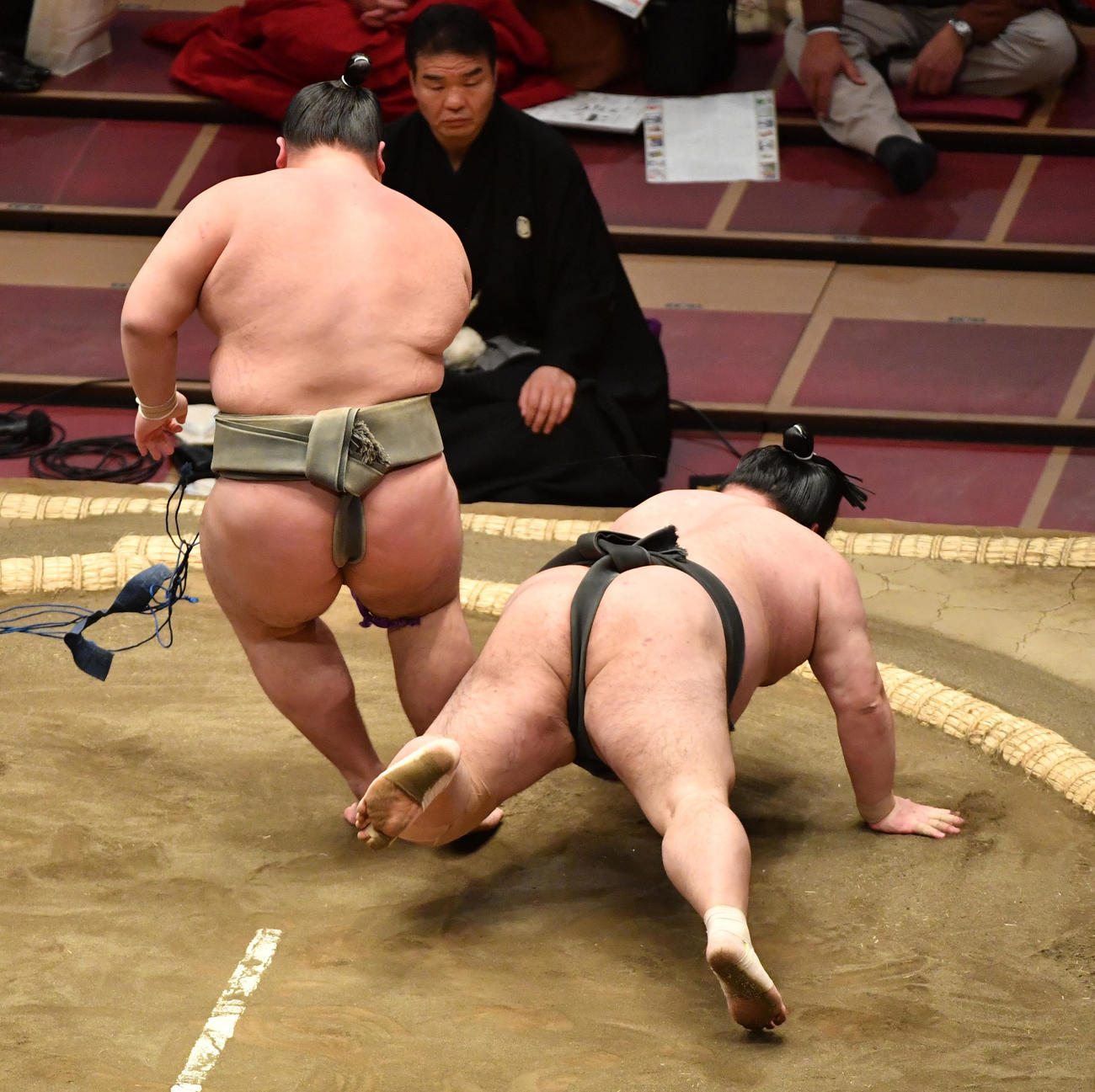 吉井（左）は鳰の湖を突き落としで破る（撮影・柴田隆二）