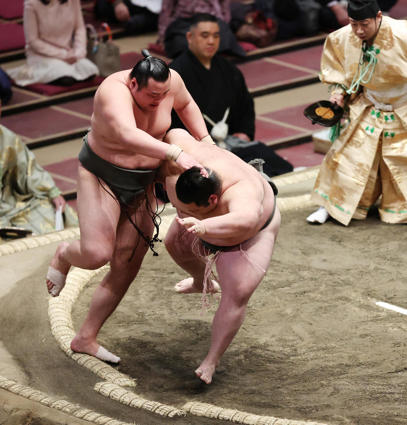 欧勝竜（右）を上手出し投げで破る北の若（撮影・野上伸悟）