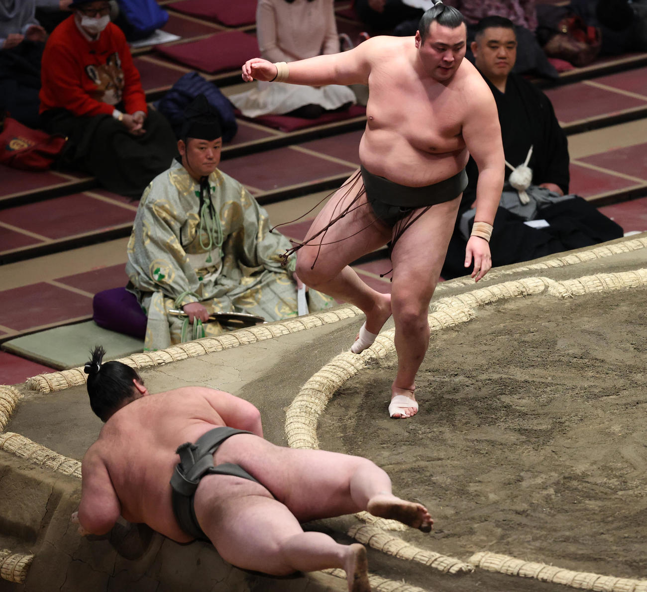 欧勝竜（左）を上手出し投げで破る北の若（撮影・野上伸悟）
