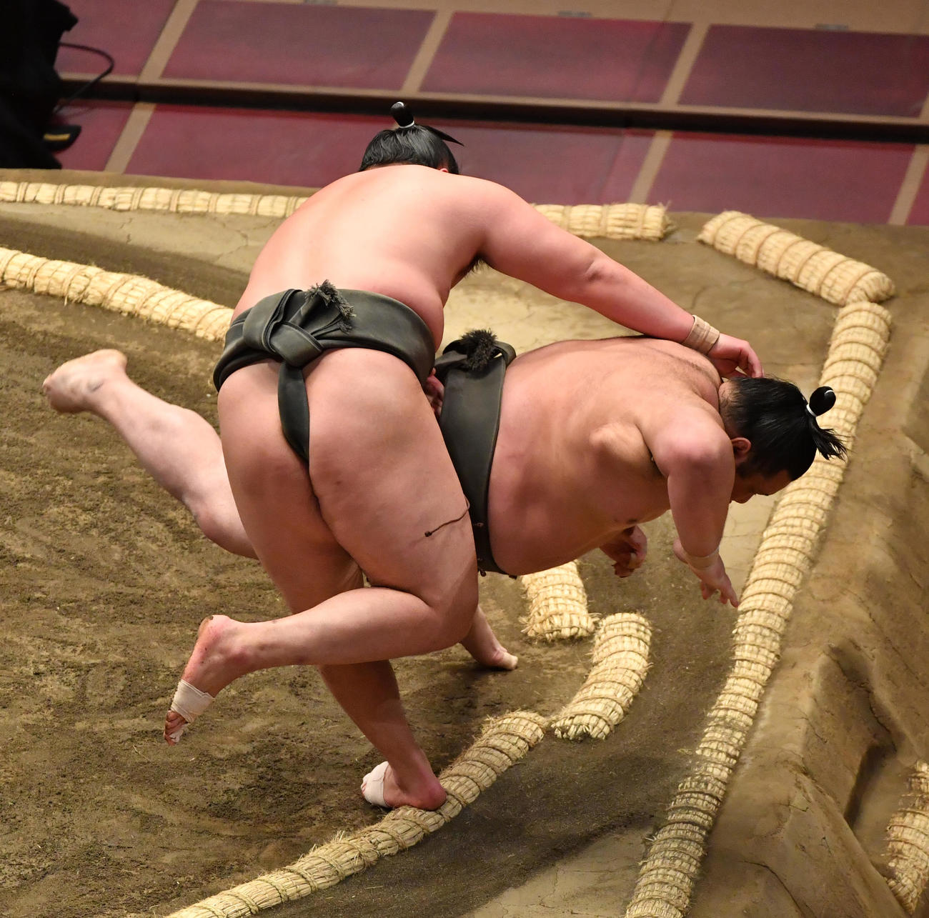 北の若（手前）は欧勝竜を上手出し投げで破る（撮影・柴田隆二）