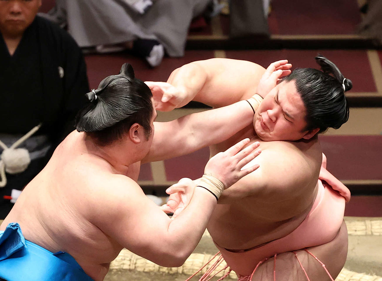 竜虎（左）の攻めを耐える宇良（撮影・鈴木正人）