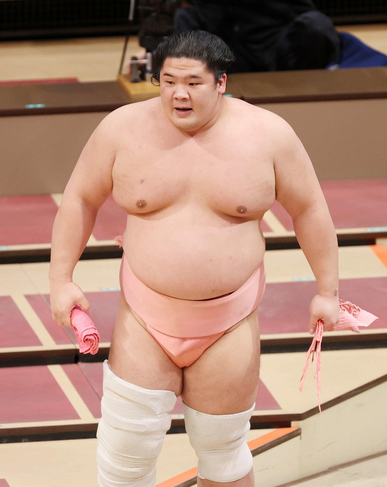 竜虎に上手出し投げで敗れ土俵を引き揚げる宇良（撮影・鈴木正人）
