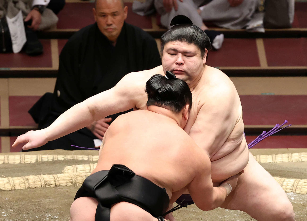 照強（手前）を攻める明瀬山（撮影・鈴木正人）