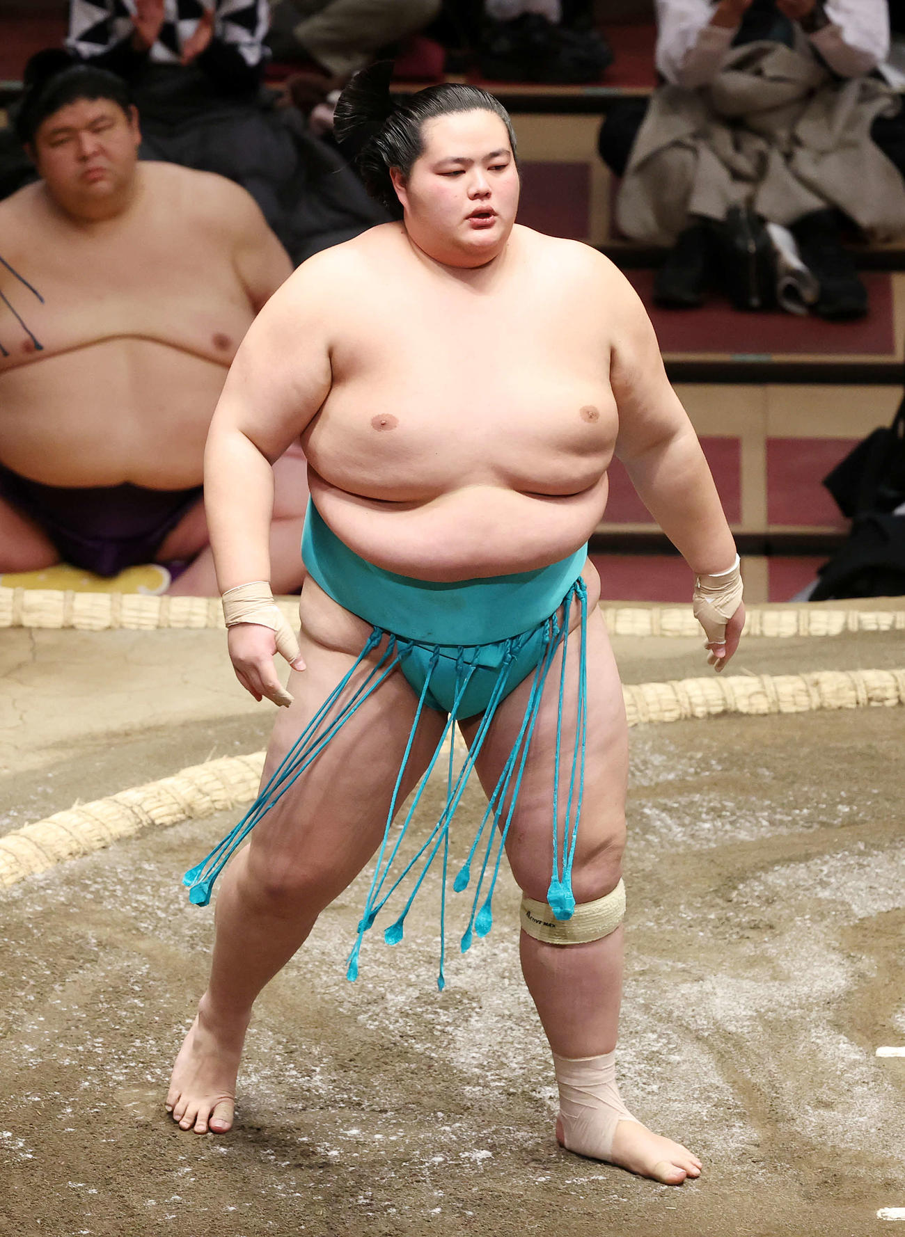 逸ノ城を寄り切りで破った琴ノ若（撮影・鈴木正人）