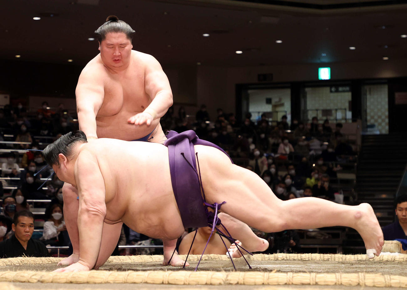 逸ノ城（後方）に引き落としで敗れる明瀬山（撮影・鈴木正人）