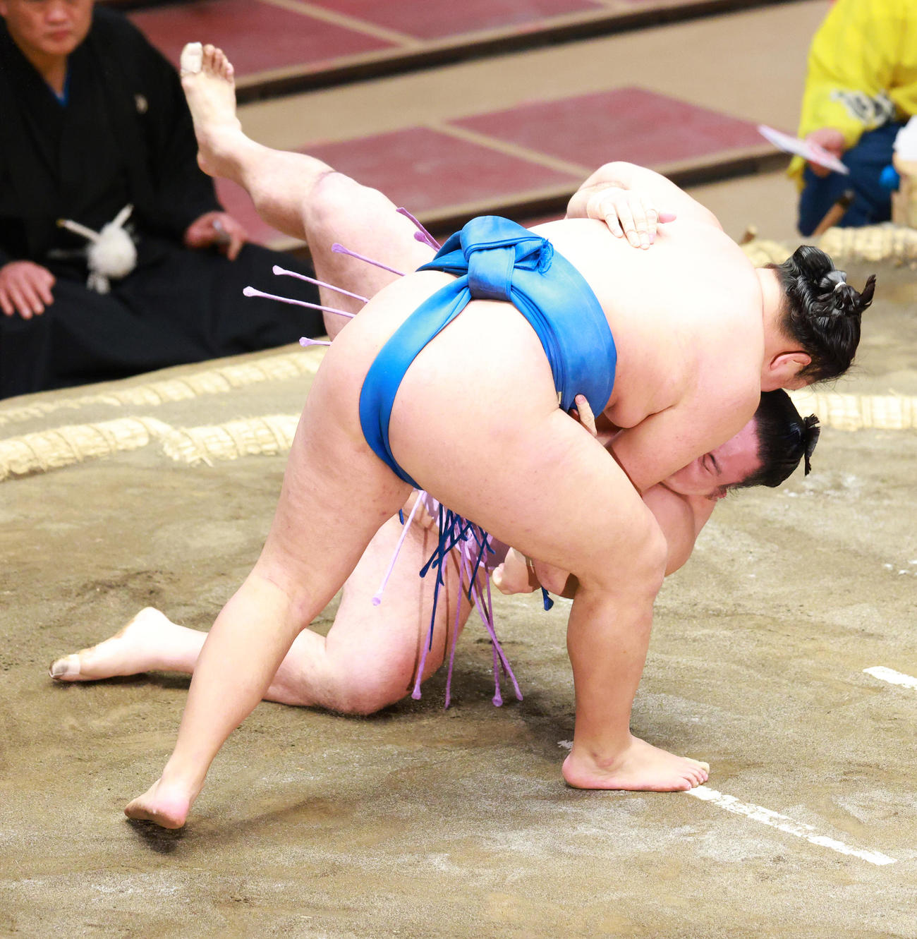 琴恵光（下）を上手投げで破る豊昇龍（撮影・中島郁夫）