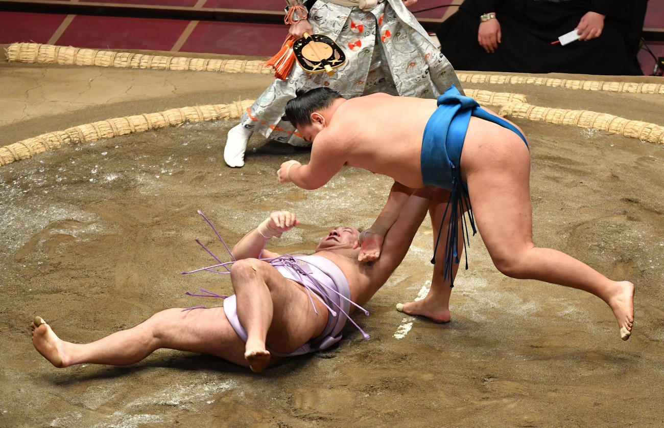 豊昇龍（右）は琴恵光を上手投げで破る（撮影・柴田隆二）