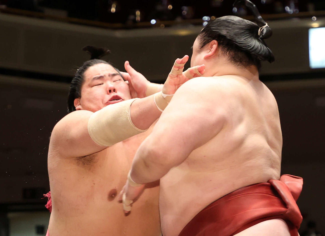 隆の勝（右）を攻める大栄翔（撮影・鈴木正人）