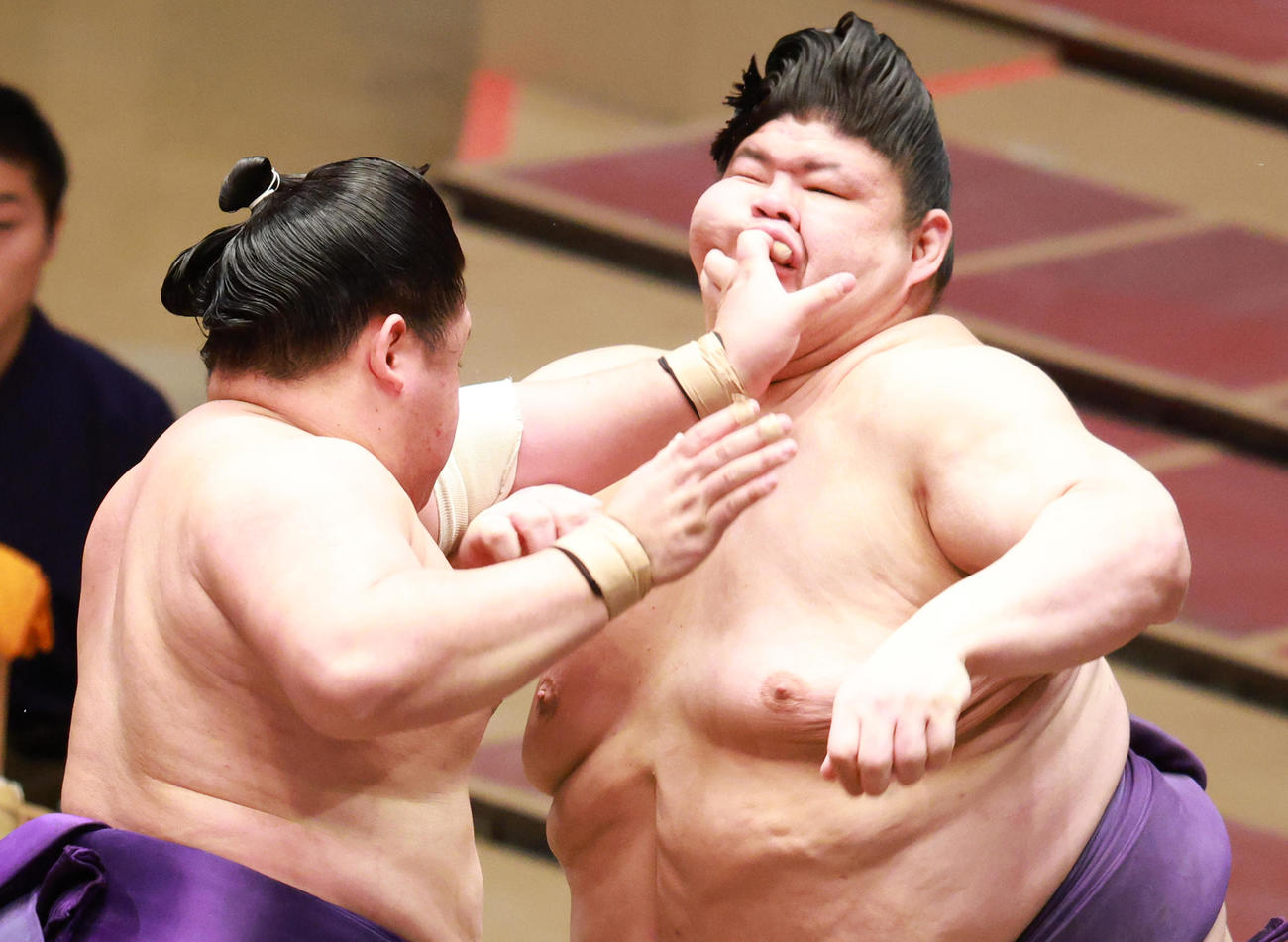 明生（左）の突きに顔面をゆがめる明瀬山（撮影・中島郁夫）
