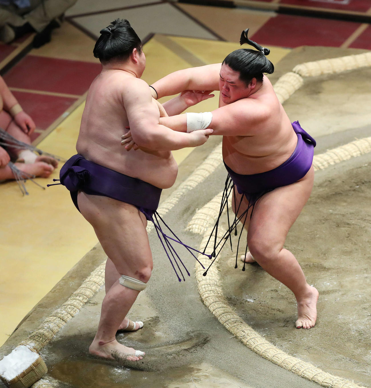 明瀬山（左）を寄り切りで破る明生（撮影・河田真司）