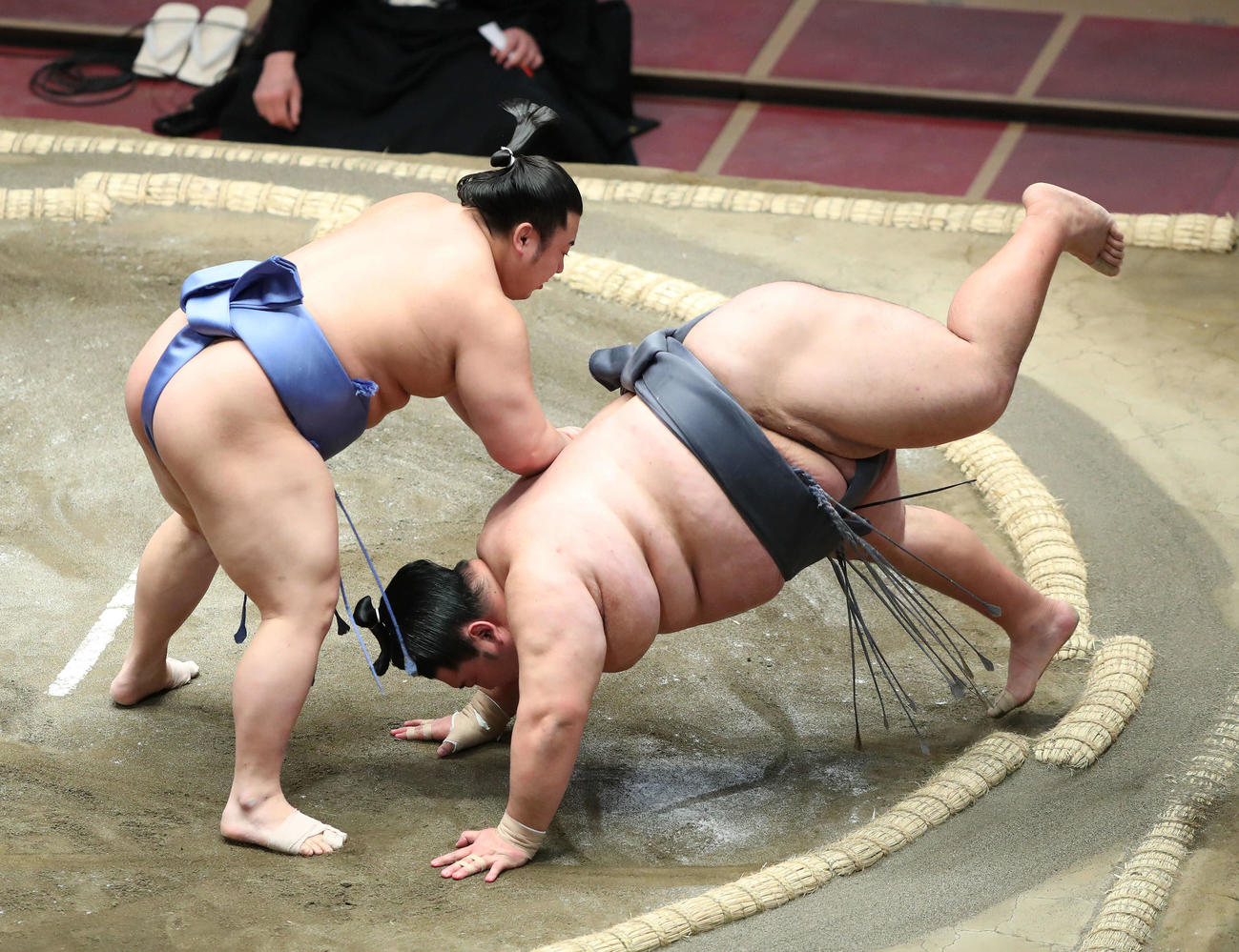 徳勝龍（右）を引き落としで破る翔猿（撮影・河田真司）