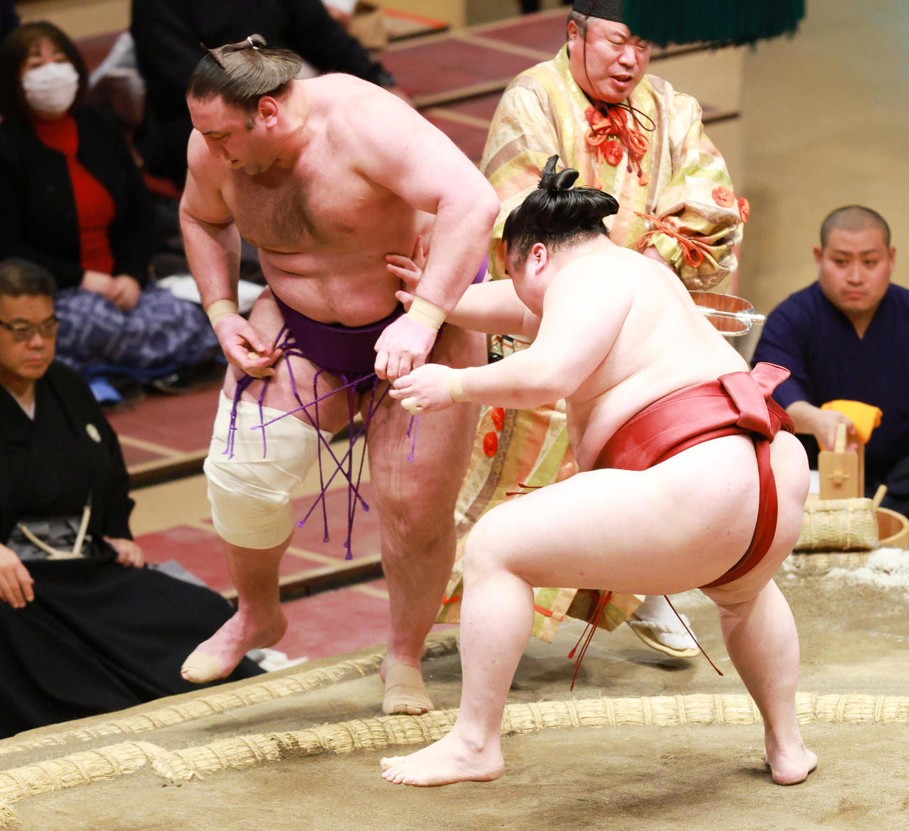 栃ノ心（左）を押し出しで破る隆の勝（撮影・中島郁夫）