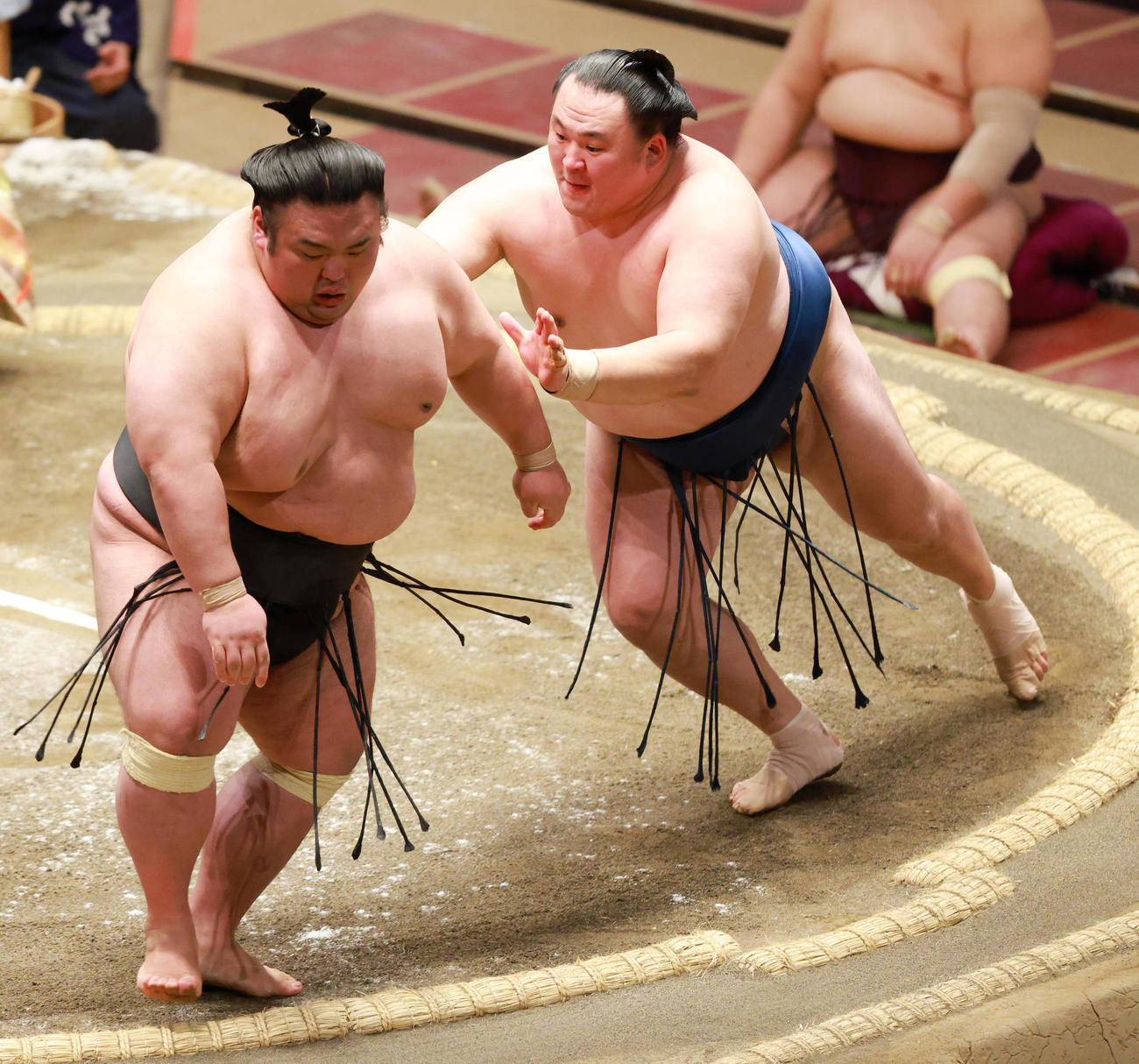 玉鷲（右）に送り出しで敗れる貴景勝（撮影・中島郁夫）