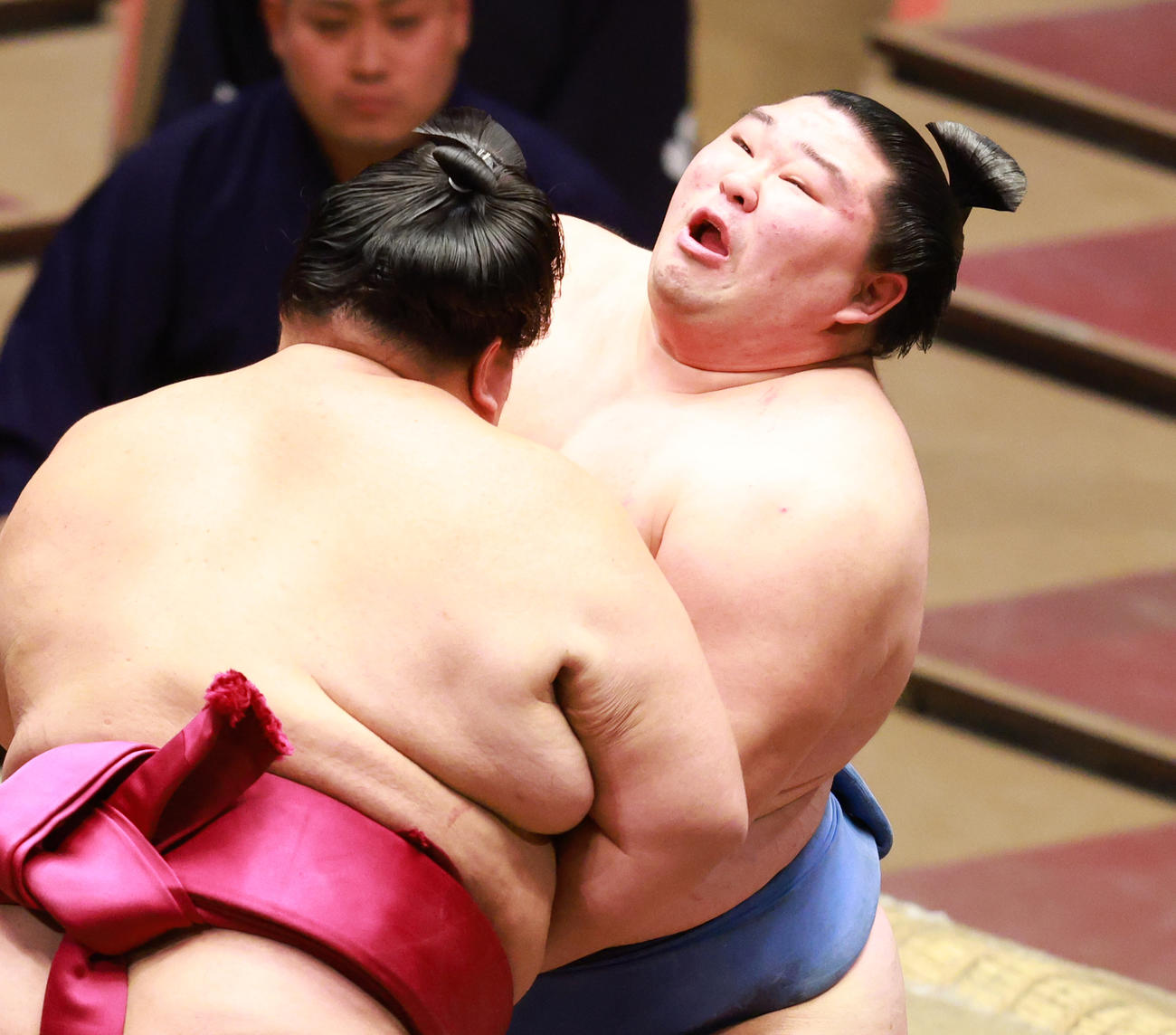御嶽海（左）の強烈な当たりにのけ反る正代（撮影・中島郁夫）
