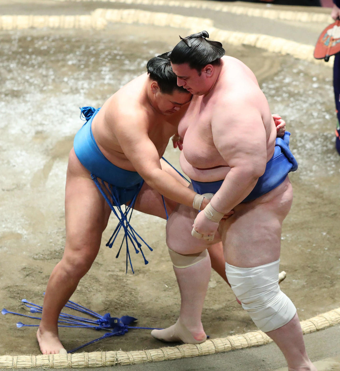 碧山（右）を寄り切りで破る豊昇龍（撮影・河田真司）